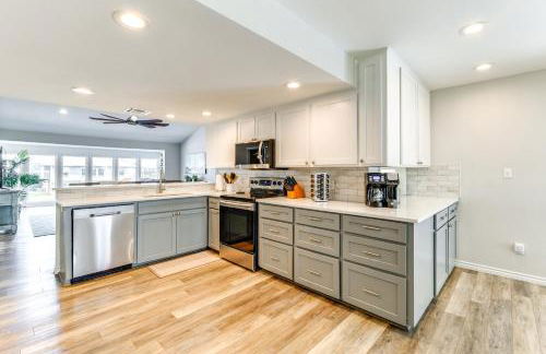 Waterfront Home with Deck and Pool in City-by-the-Sea - Foto 9