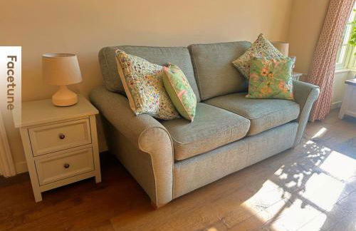 Charming Surrey Cottage perfect for Autumn or Winter gatherings - Photo 2