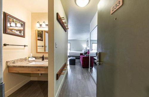 Charming Queen Studio Deluxe w/Balcony #233 at Donner Lake Village - Foto 7