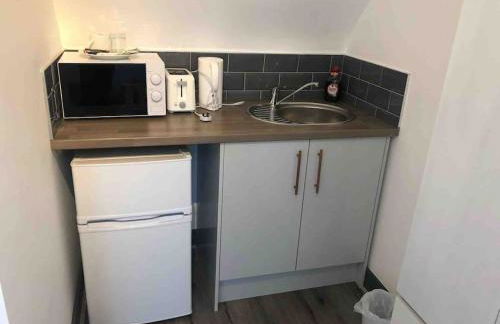 Newly refurbished studio, great location 8 studios - Photo 5