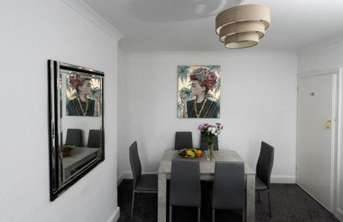 Stylish 4BR House, Sleeps 7, High-Speed Wi-Fi, Long Stay Friendly - Foto 11