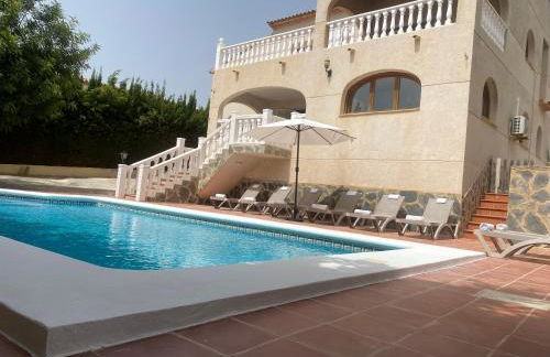 Agradable Villa con piscina y vistas al mar - Photo 1