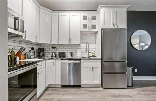 Modern King Bed Suite with Free Parking - Foto 11