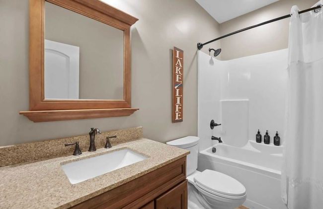 Sleeps 22, Lakefront w/ Private Dock & Pool, 2 Houses Lake Living by Avantstay - Foto 32