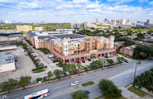 Gorgeous Furnished Apartments near Texas Medical Center & NRG Stadium - Photo 24