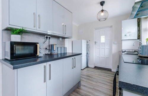 Cheerful 3 bedroom home with parking near Chester - Photo 48