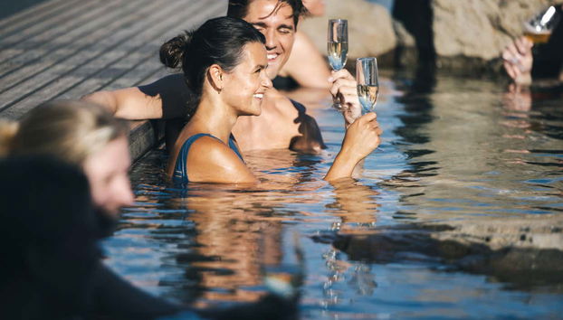 Dégustez une coupe de champagne en vous baignant