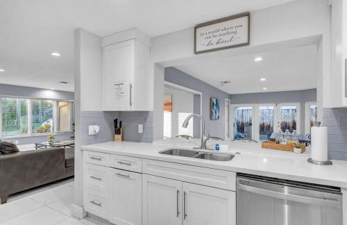 Stunning 4 Bedrooms House with Pool 6 minutes to the Ocean - Foto 4