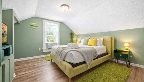 Cozy Downtown Stay w Private Backyard & Parking - Foto 3