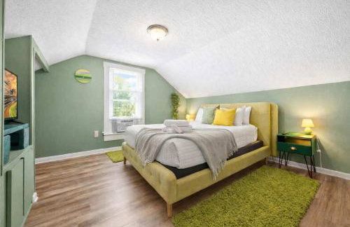 Cozy Downtown Stay w Private Backyard & Parking - Foto 3