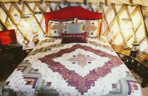 Modern Waterfront Yurt for a Romantic Getaway with a Hot Tub in the Monadnock Region, New Hampshire - Foto 10