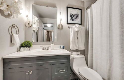 Boho 1BR Condo w Private fenced yard - Foto 12