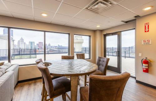 King Bed - Heart of PB - Jaw-Dropping Rooftop and Gym - Foto 35