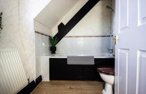 Seaside Chapel Retreat - 3-Bed Church Conversion - Snug Cinema & Free Parking - Foto 23