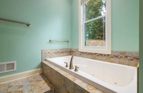 Riverbend Lodge Spacious Riverfront Home with Hot Tub Pool & Mountain view - Foto 31