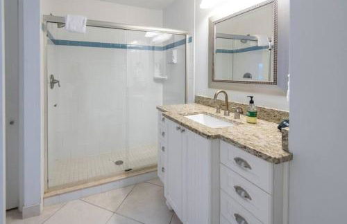 Surfside Beachfront Escape - Neat and Bright - Foto 46