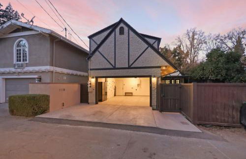 New Tudor Cottage one block from Chico State and downtown with private garage - Foto 14