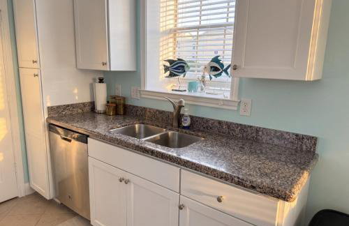 Modern condo right across from beach and pool - Foto 35