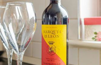 Amazing River view 2 bedroom apartment, sleeps 6, balcony and parking - Foto 29