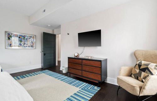 Luxury Living: Grand 7BR/5BA near Everything - Photo 10