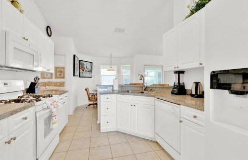 Home with Private Pool, Game Room & Big Backyard! - Foto 9