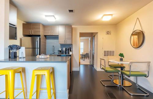 Chic King 1BR Downtown Access Pool Parking Gym - Foto 6