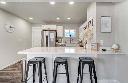 Newly Built 3BD Retreat w Mtn Views & Game Room - Foto 12