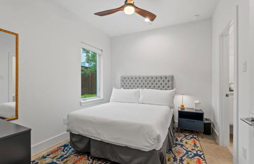 Modern Dallas Townhome with Private Rooftop, City View, Private Parking & Grill - Photo 16