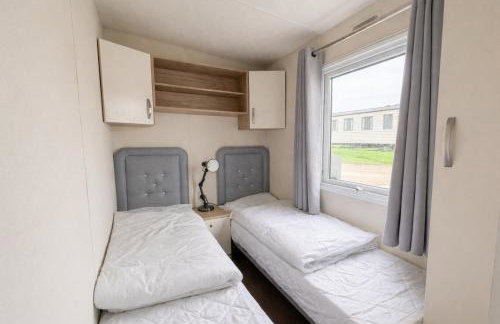 Stunning 8 Berth Caravan With Decking, Ref 71012P - Photo 17