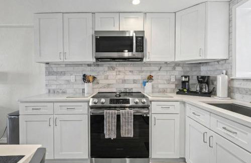 Polished oceanfront condo with pool access, private balcony & washer/dryer - Foto 22