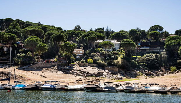 Rivage du réservoir de San Juan depuis le bateau