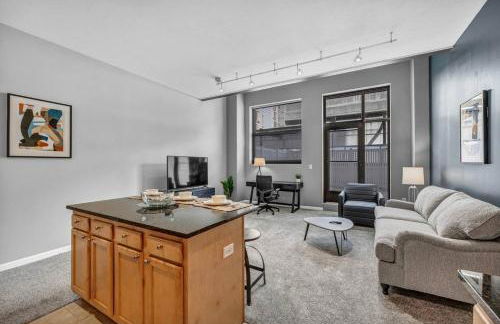 Epic Downtown Pad • Entertain & Unwind - Foto 8