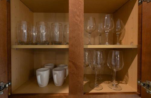 Downtown Modern Elegance Suite with Free Parking, Pool, WIFI and a King Bed - Foto 31