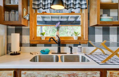 Oak Island Vacation Rental with Decks, Walk to Beach - Foto 11