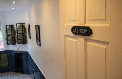 The Narrow House - Victorian house bursting with character & parking - Foto 22