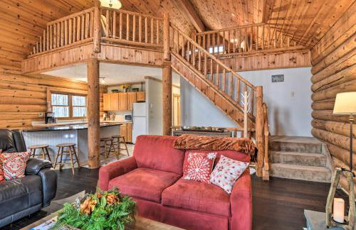 Secluded Gaylord Cabin with Deck, Fire Pit and Grill! - Foto 5