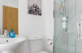 Flatzy - Sleeps 16 Near Football Ground & Ping Pong Table - Foto 16