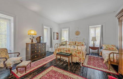 The Manor - Historic Mansion, Wifi, Covered Porch, Screen Porch, King Bed, Walk to Spas, Shops & Restaurants - Foto 49