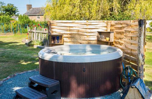 The Hideaway Hut - 1 Bed Shepherds Hut - Hereford - Photo 59