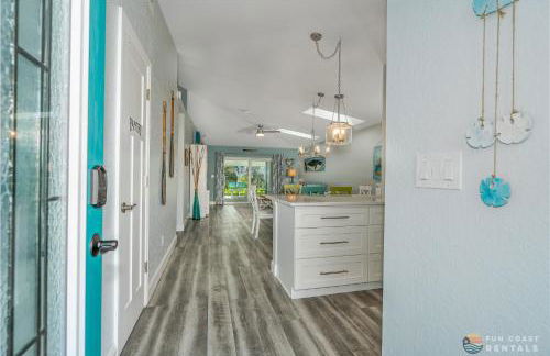 Dog Friendly Home wPrivate Fenced Yard, Garage & Fire Pit STEPS to the Beach! - Foto 10