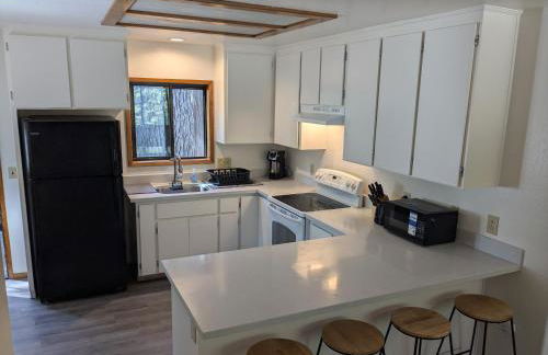 Bulldog Den - Photo 3