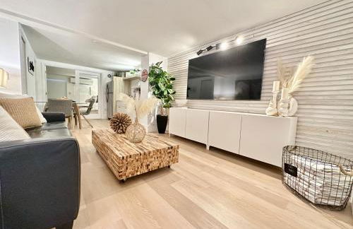 Villa Valbuena Palm Oasis In-Laws Quarters 4-Story Unit With Rooftop Retreat - Photo 40