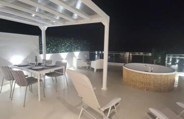 Stylish Rooftop Retreat with Hot Tub with Loutraki Beach - Foto 21