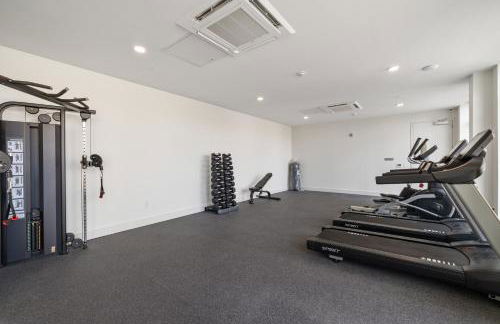2BR 2BA, King bd, Gym, Free Parking, 8min to Train - Foto 60