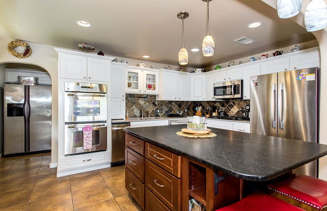 Waterfront 5 BR w/ Hot Tub Sleeps 13! - Foto 20