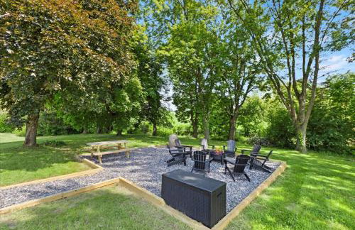 Hudson Restored Farmhouse with Fire Pit - Foto 40