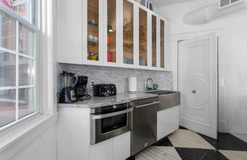 3 Bedroom Penthouse Downtown Close to Everything - Photo 30