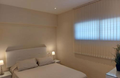 Vistas al mar. Junto a la playa. Garaje y piscina. - Photo 11