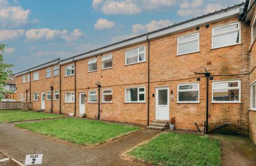 Spacious and Bright 2 Bedroom Ground Floor Apartment 5 min walk from town centre with Free Parking Business and Leisure by Jesswood Properties - Foto 9