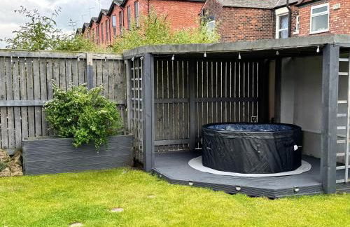 Luxury Retreat For 10 Short Lets & Serviced Accommodation Manchester with Hot Tub and Spacious Garden - Foto 56